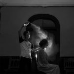 Últimos toques a la novia. Fotografía a contraluz con luz natural.