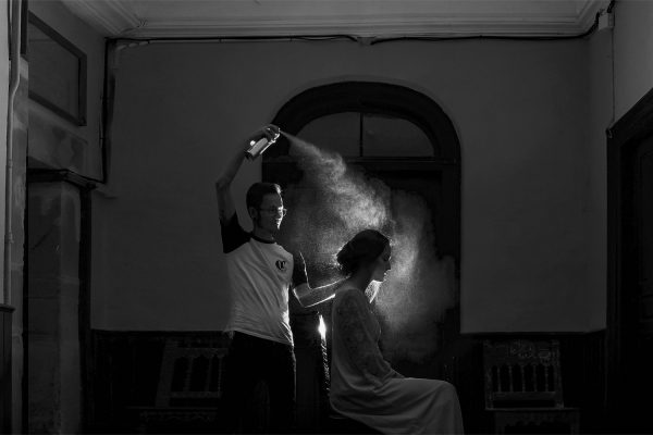 Últimos toques a la novia. Fotografía a contraluz con luz natural.