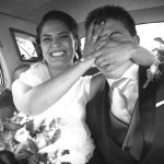 Recién casados bromeando.