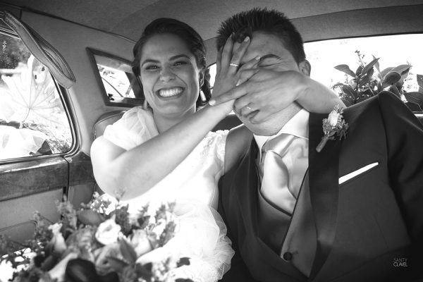 Recién casados bromeando.