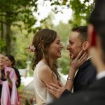 Fotografía de la pareja de recién casados durante el cóctel de bienvenida.