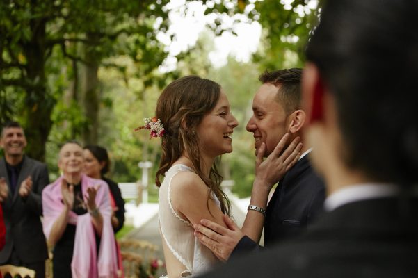 Fotografía de la pareja de recién casados durante el cóctel de bienvenida.