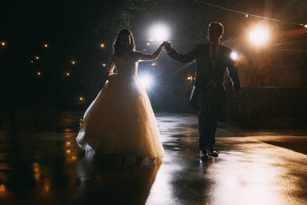 Retrato de boda - Pareja de novios en baile nupcial